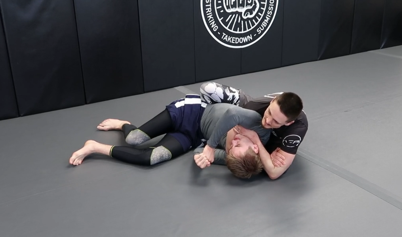 4/5 – ARM TRIANGLE GANGSTER CHOKE